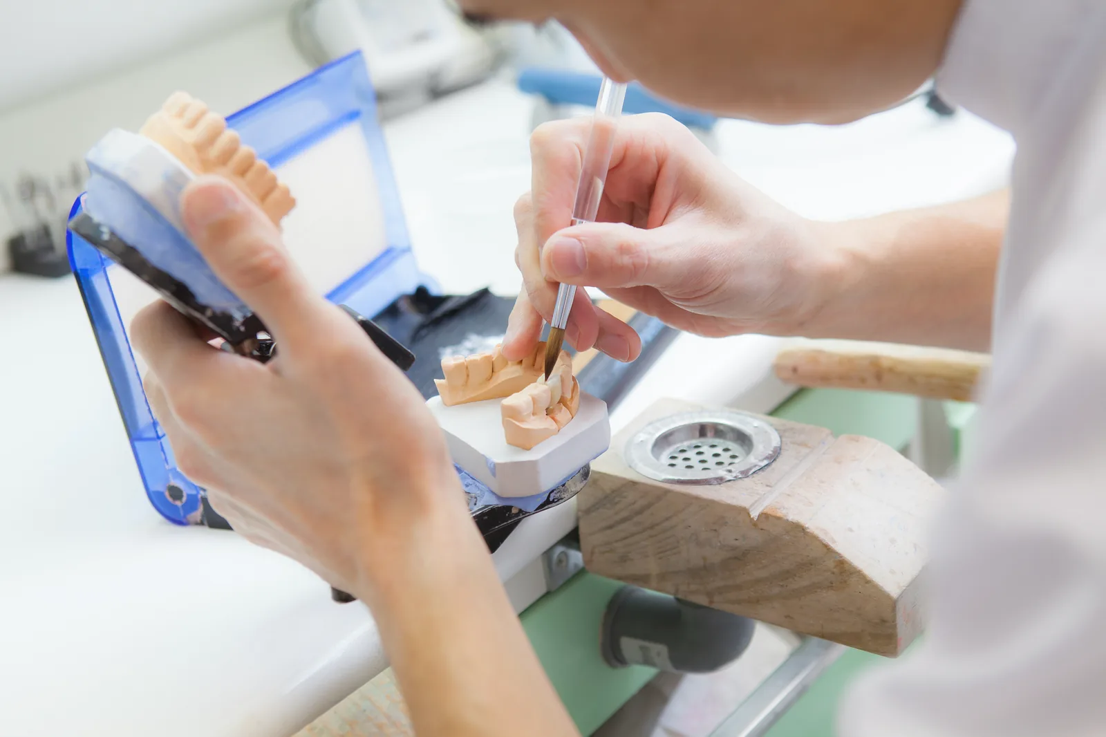 隣接する歯科技工所・技工士の作業風景